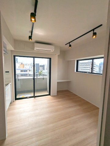 居室・リビング　スポットライト、インターネット無料、リビングにエアコン付き、