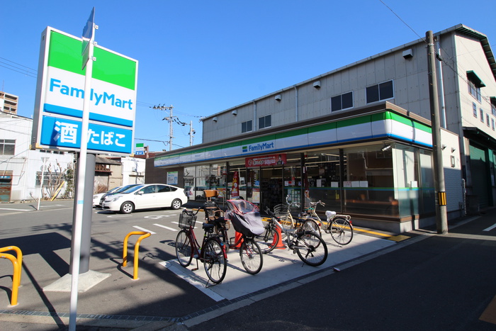 コンビニ　ファミリーマート（コンビニ）まで15m