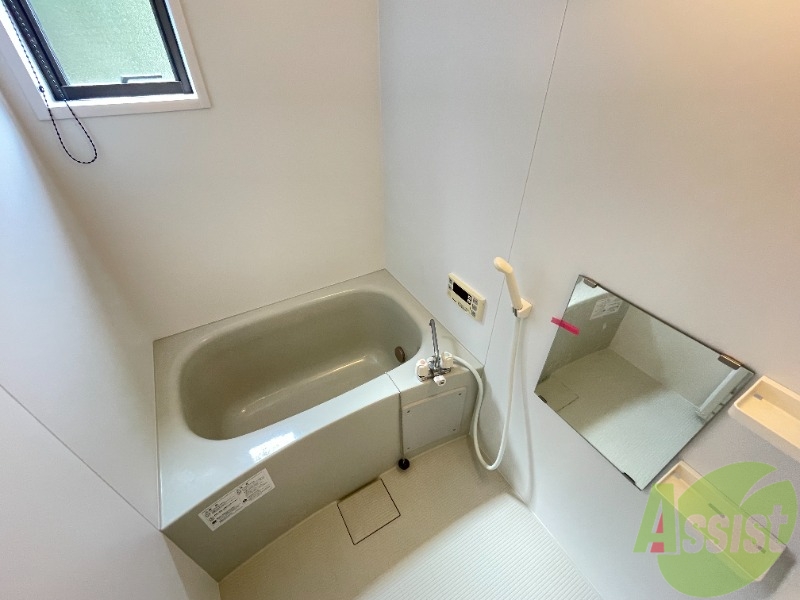 バス・シャワールーム　バスルームは狭すぎず、シャワーも浴びやすそうです。