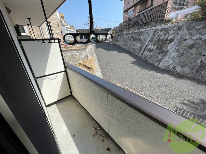 バルコニー　バルコニー。洗濯物がはかどりそうな広さがありますよ。