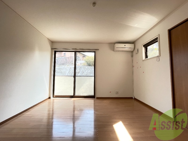 居室・リビング　こちらは１０帖の洋室です。日当たりがよく、明るいお部屋です。