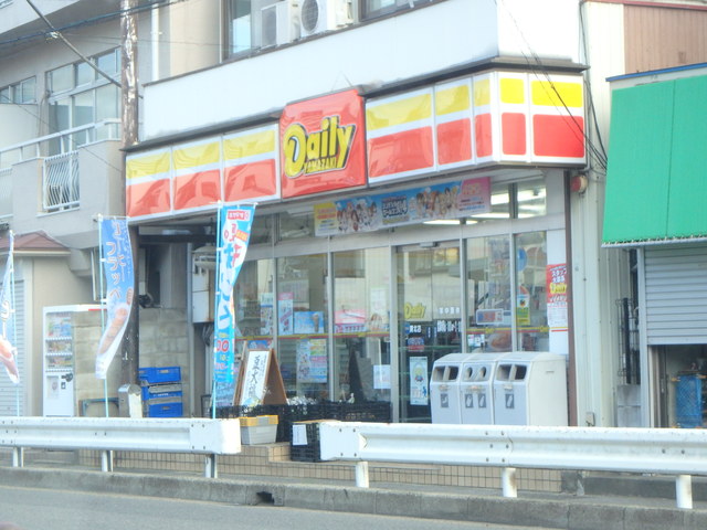 コンビニ　デイリーヤマザキ（コンビニ）まで815m
