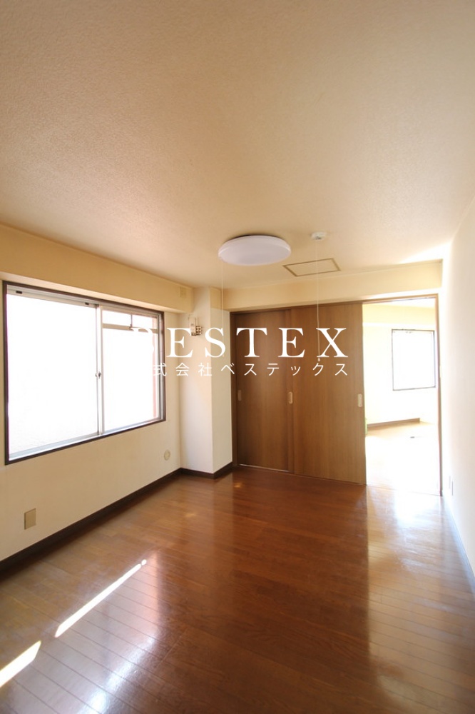 居室・リビング　※同建物内・別タイプの参考写真です。