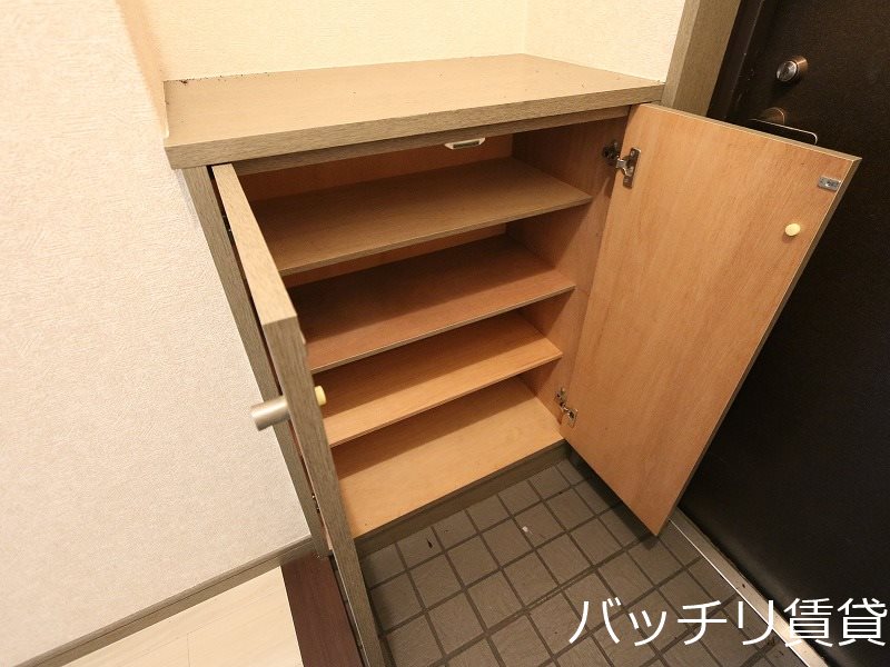 玄関　別号室写真のため、現況を優先致します。