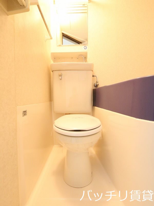 トイレ　別号室写真のため、現況を優先致します。
