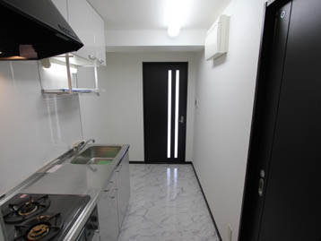 キッチン　2口コンロ付き！冷蔵庫設置スペースもあります。