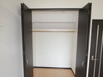 収納　パイプハンガーが設置しており、コートやスーツ、洋服の収納◎