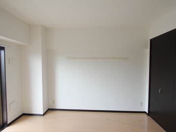 居室・リビング　白色系のリビングで清潔なイメージ。家具選びが楽しめます。