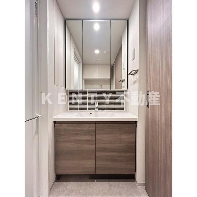 洗面設備　ゆったりとスペースのある洗面所