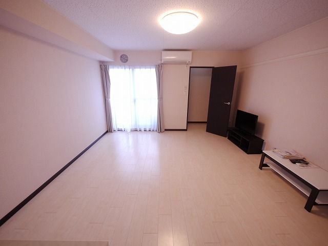 居室・リビング　★ベッドを置いても余裕の１０帖★