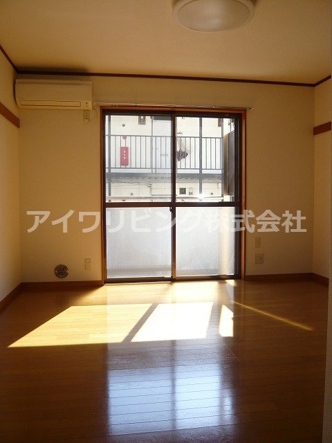 居室・リビング　【コーポリリー】