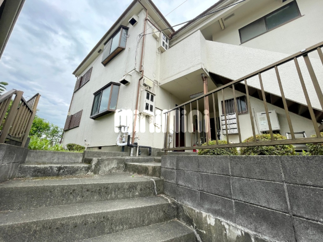 建物外観　高台にあるアパートです