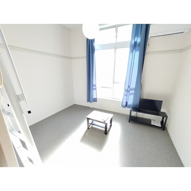 居室・リビング　※類似物件　色味、設備等異なる可能性あり