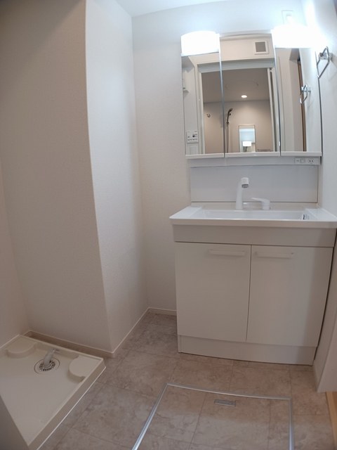 洗面設備　三面鏡の洗面台です☆