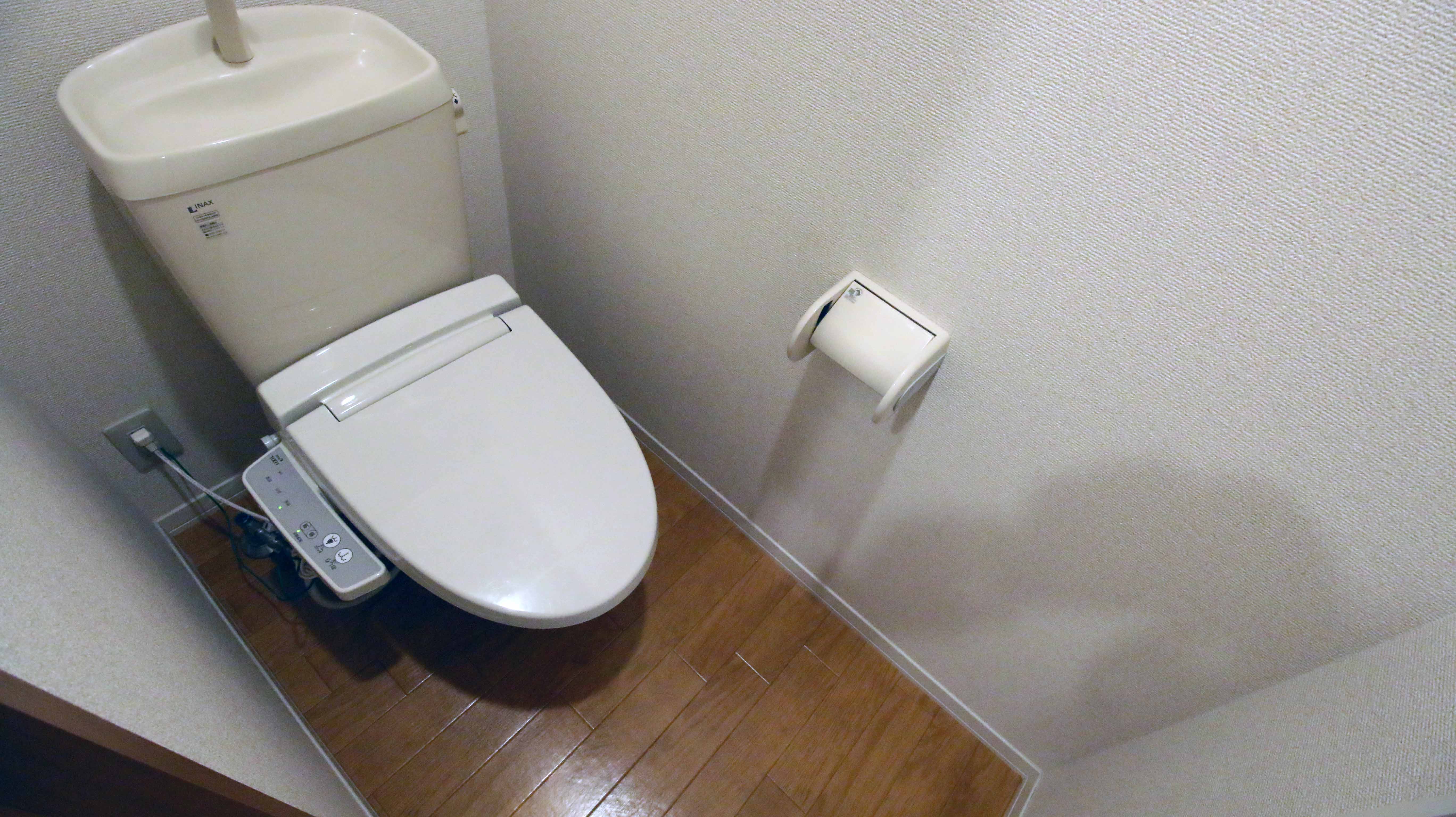トイレ　温水洗浄便座付き