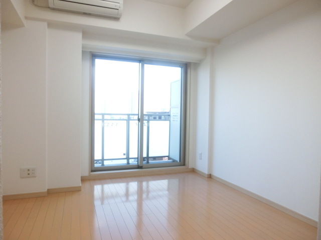 居室・リビング　ナチュラルカラーのフローリング。