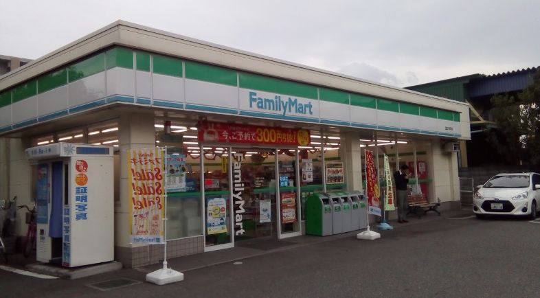コンビニ　ファミリーマート 西宮久保町店（コンビニ）まで381m