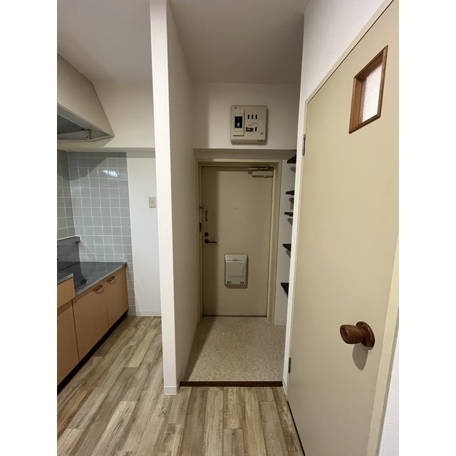 玄関　同間取り別部屋写真となります。