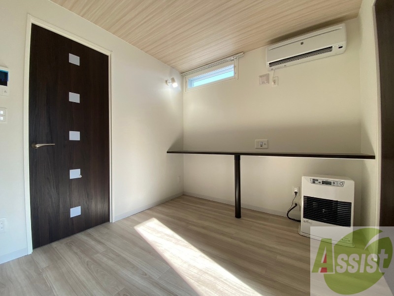 居室・リビング　フローリングや壁の色がお洒落な印象のリビングです。