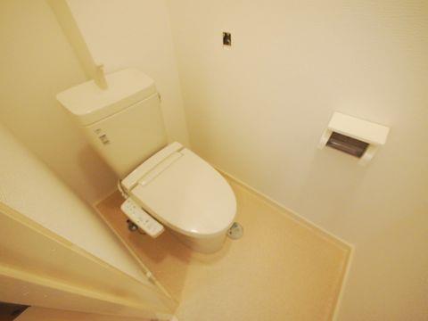 トイレ　トイレは嬉しい温水洗浄便座です