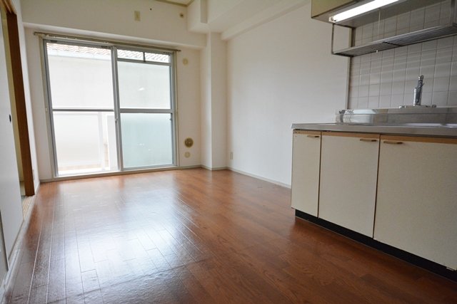 居室・リビング　床色が落ち着いた色合いで綺麗です♪