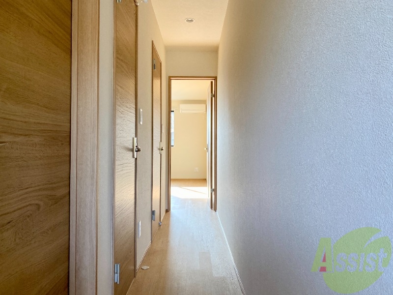 玄関　玄関からの様子です。綺麗なフローリングが広がっています。