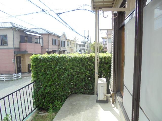 バルコニー　カットされた植物が雰囲気出てますね