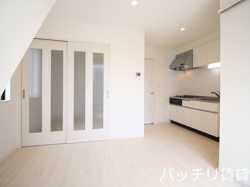 居室・リビング　画像は同型タイプの為、現状を優先致します。※キッチンの色は実