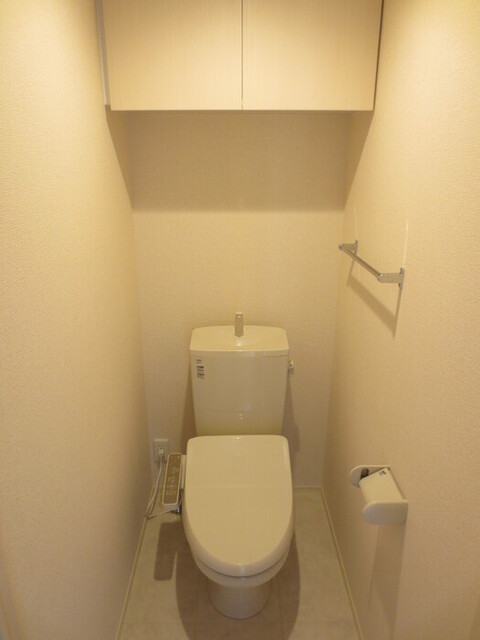 トイレ　１０２　温水洗浄暖房便座トイレ　棚付