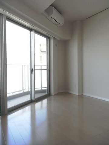 居室・リビング　明るい洋室（フローリング仕上げ）