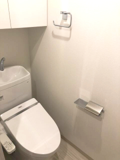 トイレ　落ち着いた色調のトイレです