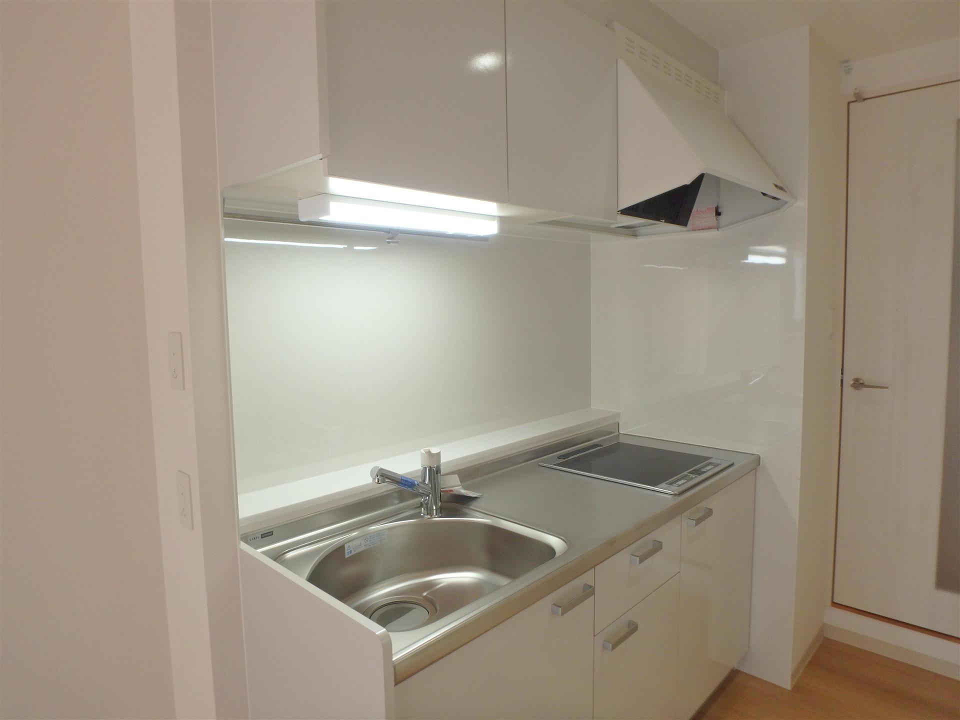 キッチン　上部収納、２口IHコンロ付きのキッチンです