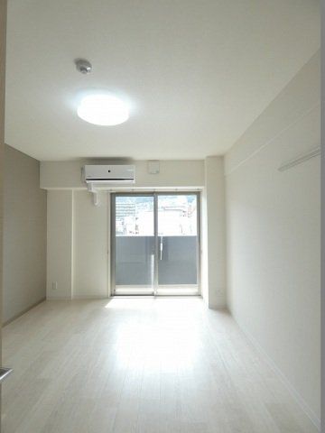 居室・リビング　明るい9帖の洋室です。