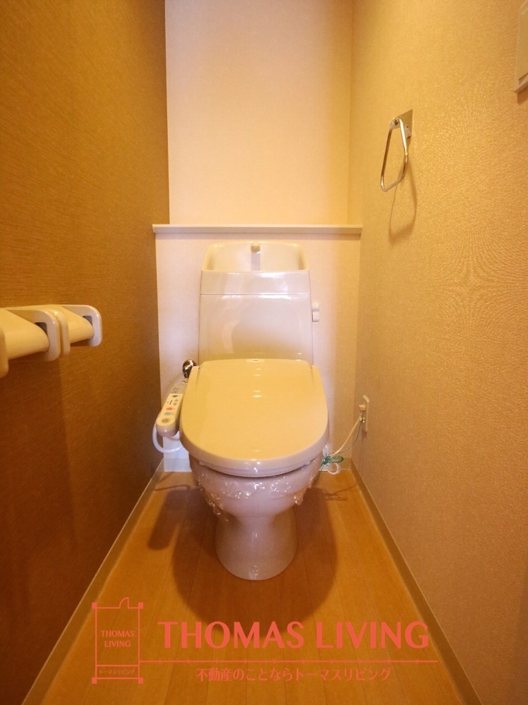 トイレ　温水洗浄便座です。