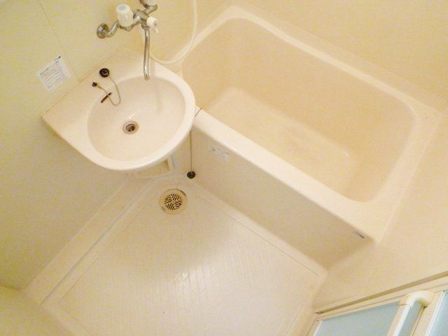 バス・シャワールーム　洗面台付きの浴室です。