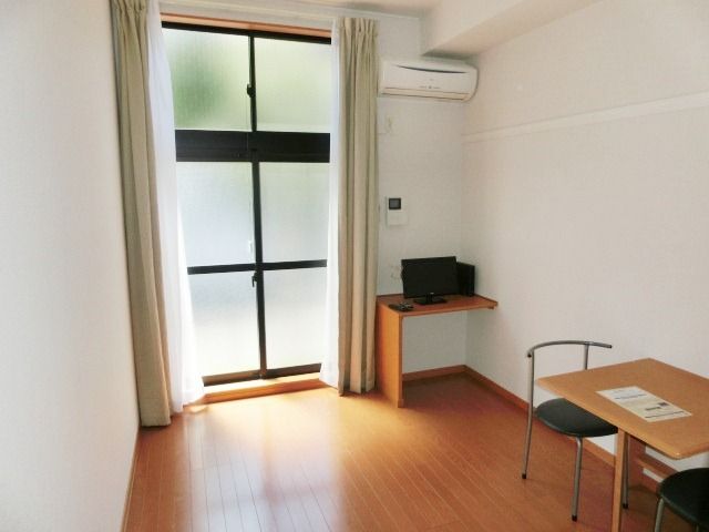 居室・リビング　カーペットのお部屋もございます。