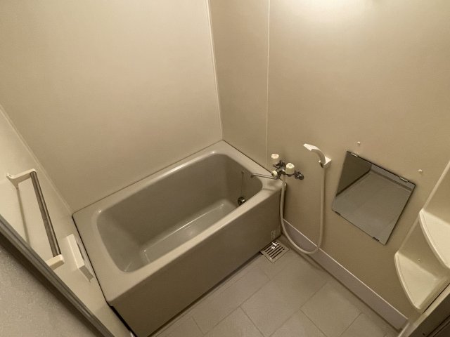 バス・シャワールーム　コンパクトで使いやすいお風呂です