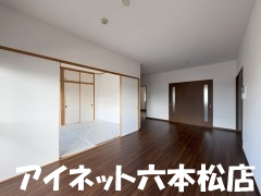 居室・リビング　広々としたリビングですね。