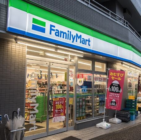コンビニ　ファミリーマート弦巻一丁目店（コンビニ）まで318m