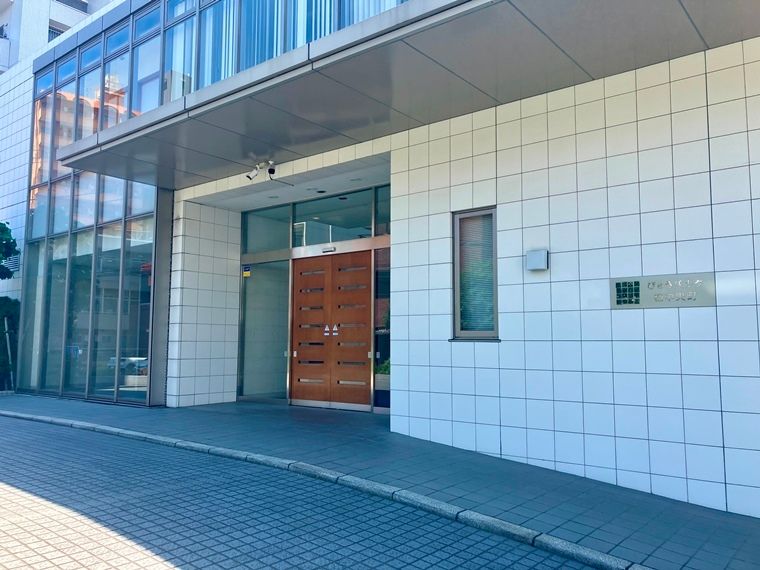 エントランス　落ち着いたエントランスです