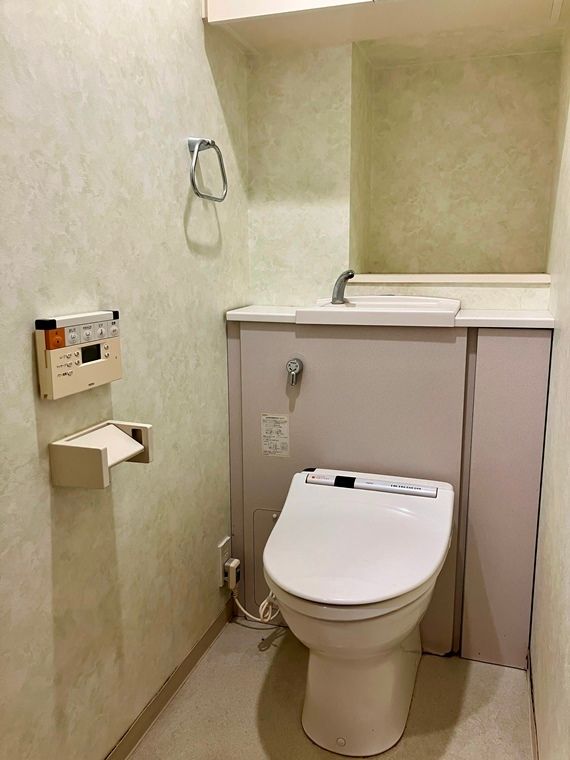 トイレ　落ち着いた色調のトイレです