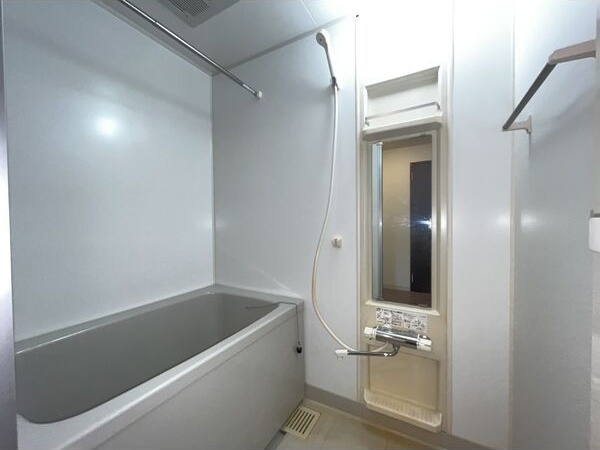 バス・シャワールーム　※写真は同じマンションの違う部屋のものになります。