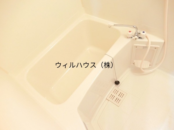 バス・シャワールーム　キレイにリフォームされています！