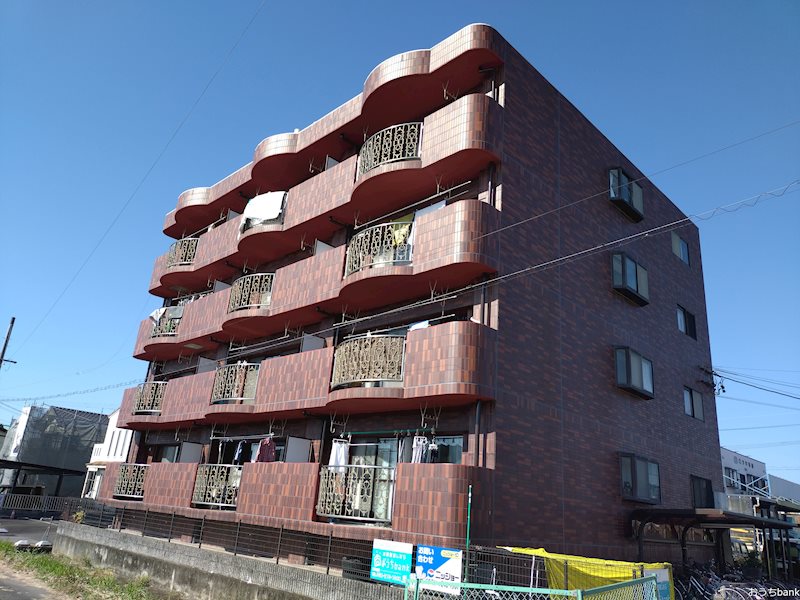 建物外観　タイル貼りのオシャレな外観です。