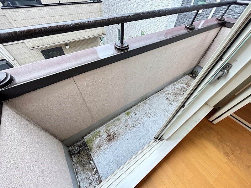 バルコニー　コンパクトながら外の空気を感じられるバルコニー