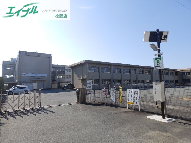 小学校　松阪市立花岡小学校（小学校）まで800m