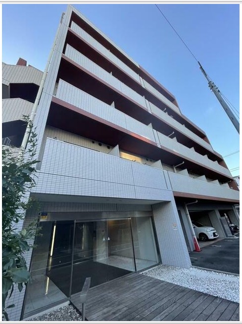 建物外観　窓からたっぷりと陽光が注がれる明るい住まい。