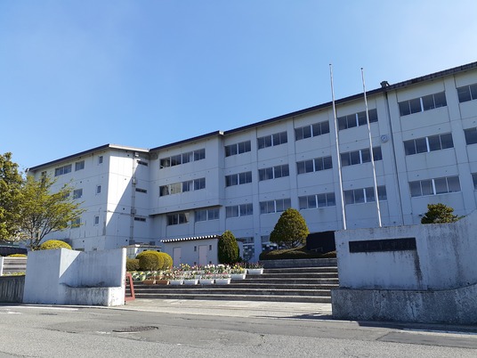 中学校　八戸市立第三中学校（中学校）まで939m