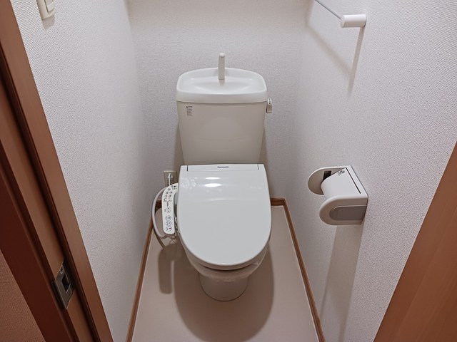トイレ　落ち着いた色調のトイレです