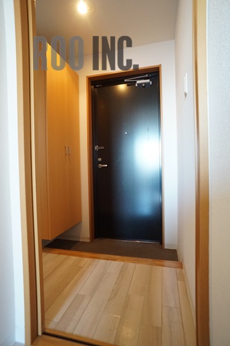 玄関　写真は反転のお部屋です